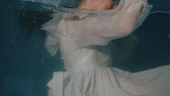 水下穿着白色婚纱的女人