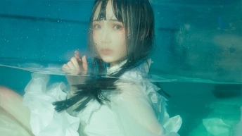 在蓝色的水下穿着白色连衣裙的女人