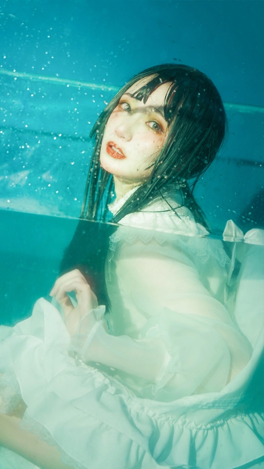 水下穿着白色连衣裙的女人