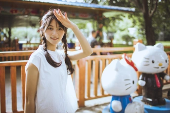 一个小女孩站在一个填充玩具动物的袋子前面