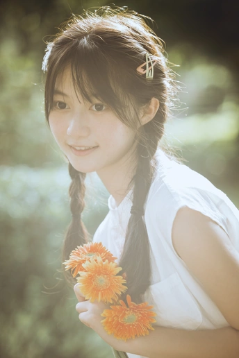 一位年轻女子头戴花环 手持花朵