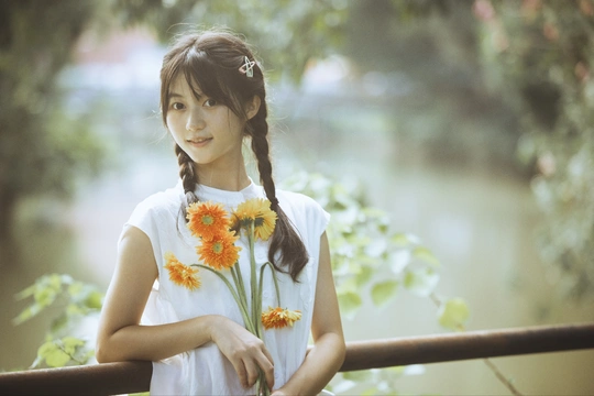 一个小女孩手里拿着花