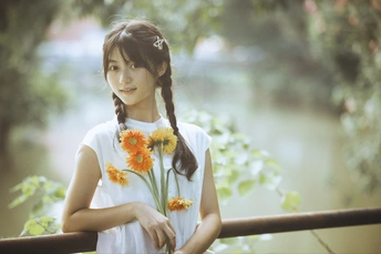 一个小女孩手里拿着花