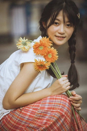 一位年轻女子手持花束的肖像