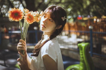 一位年轻女子抱着一束花