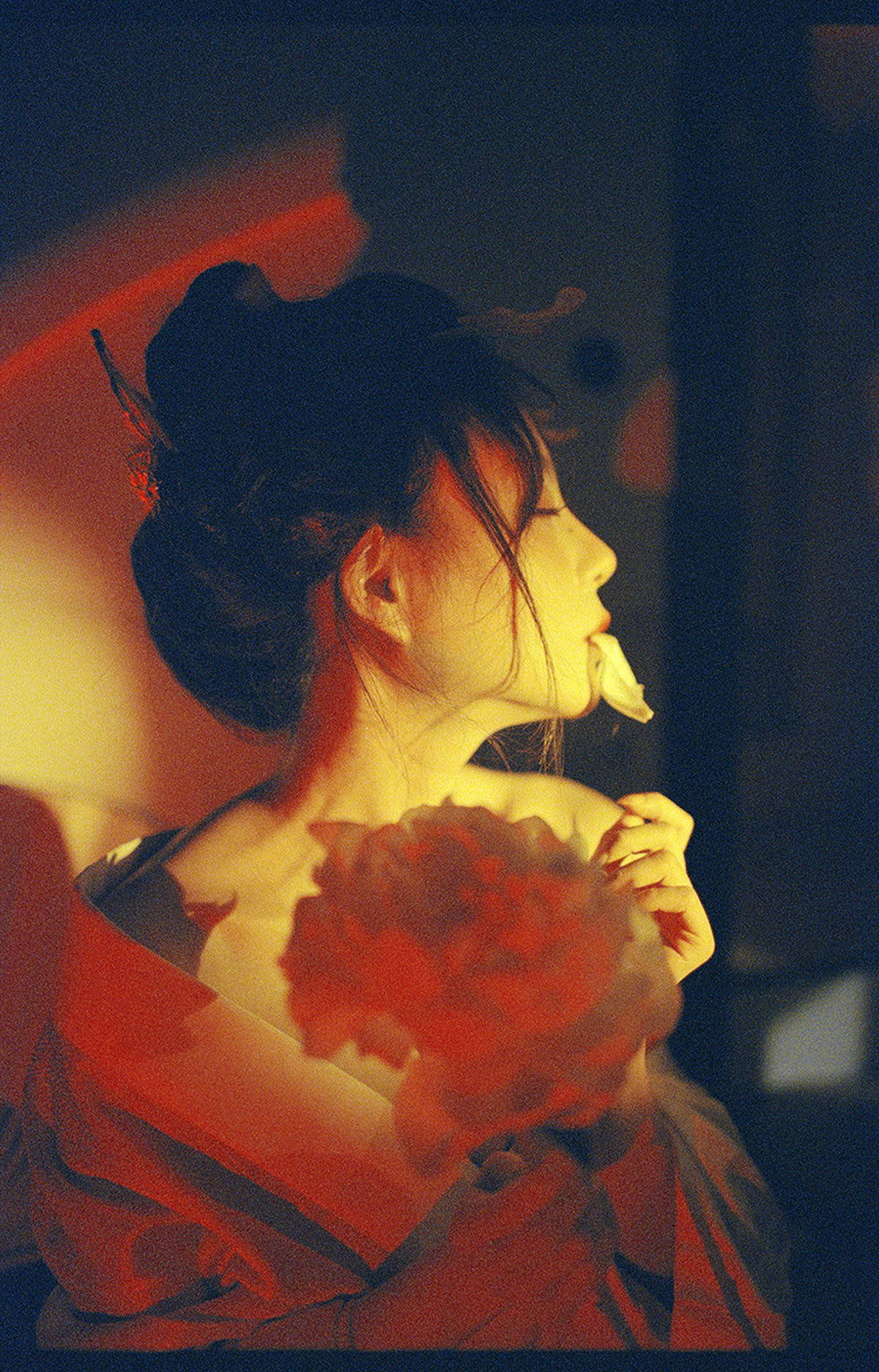 一个穿着红色连衣裙的年轻女子手里拿着一朵花