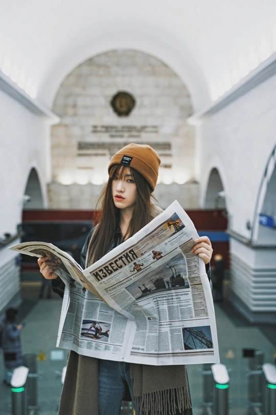 戴帽子的女人在看报纸