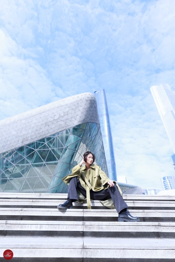 一男一女坐在一栋大楼前的台阶上