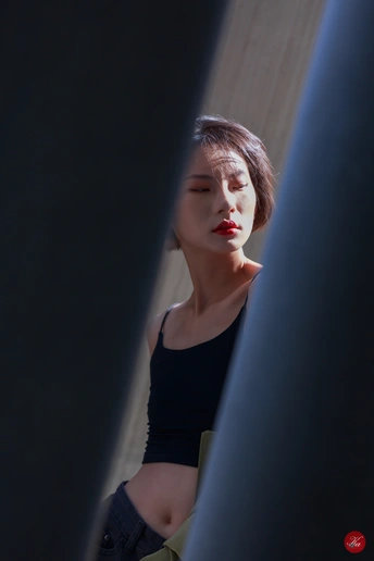 一个年轻女子在健身房里照镜子