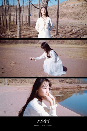 一位穿着白色连衣裙站在水边的女士