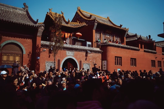 禁止城前聚集了大量人群