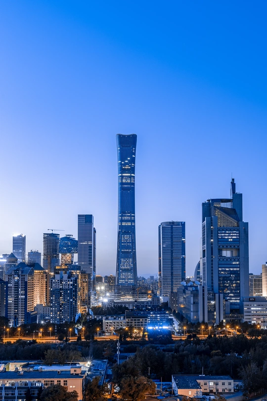 黄昏或黄昏时高耸的摩天大楼在天际线上发光的城市