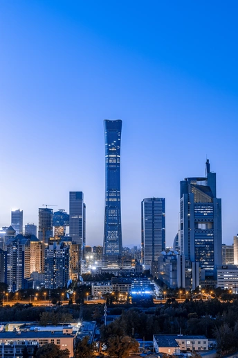 黄昏或黄昏时高耸的摩天大楼在天际线上发光的城市