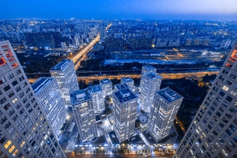 夜晚的城市 有许多高楼大厦。