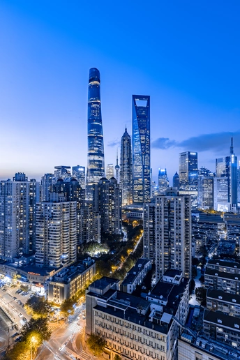 暮色中的城市照片 或带有高楼大厦和摩天大楼的城市暮色照片。