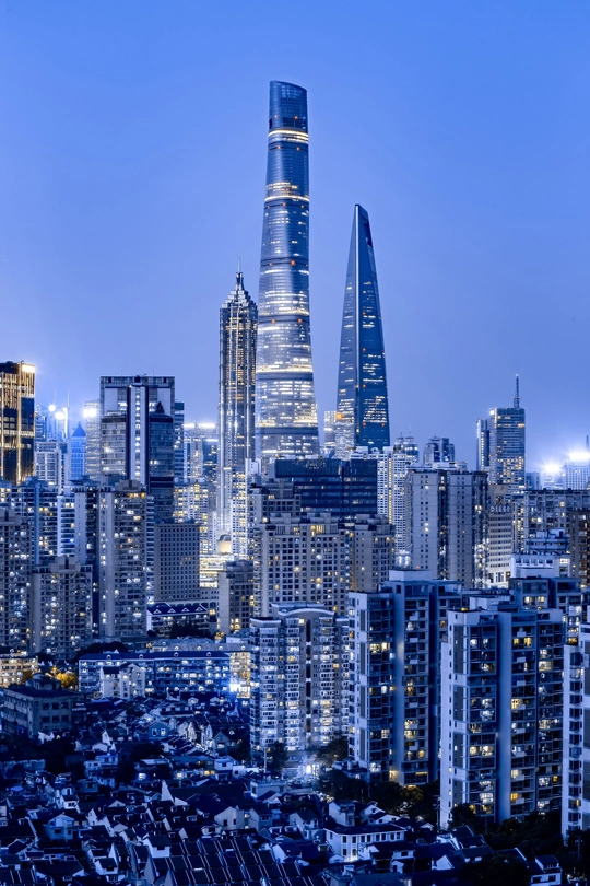 夜晚的城市 高耸的摩天大楼在天空线上熠熠生辉。