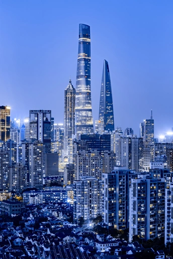 夜晚的城市 高耸的摩天大楼在天空线上熠熠生辉。