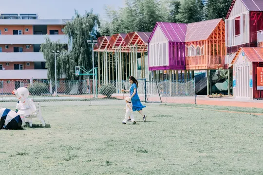 年轻人在一个多彩的游乐场上踢足球