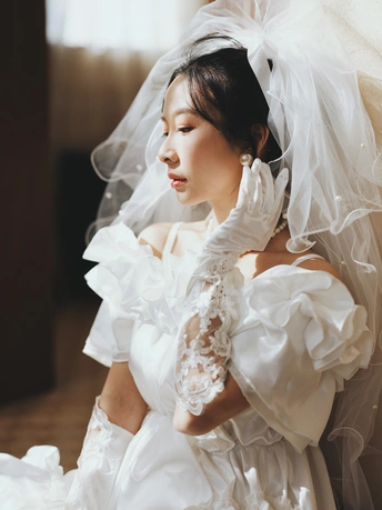 一位美丽的年轻女子穿着白色婚纱和头纱的肖像