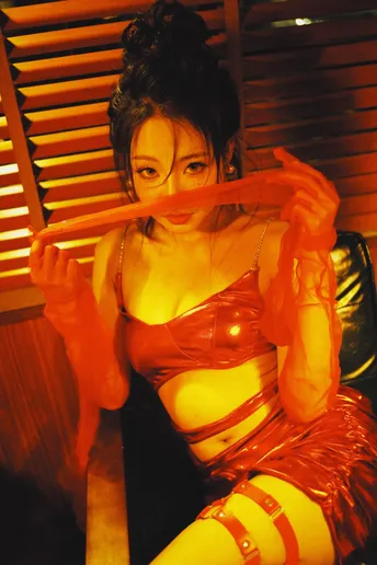 穿红裙子的女人 拿着塑料棒球棒