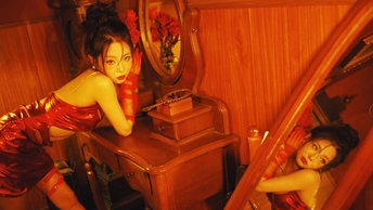 一位穿着红裙子的女人站在镜子前