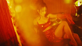 一位穿着红裙子的女人坐在椅子上