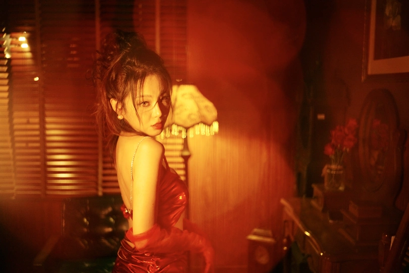 一位穿着红裙子的女人在一个房间里