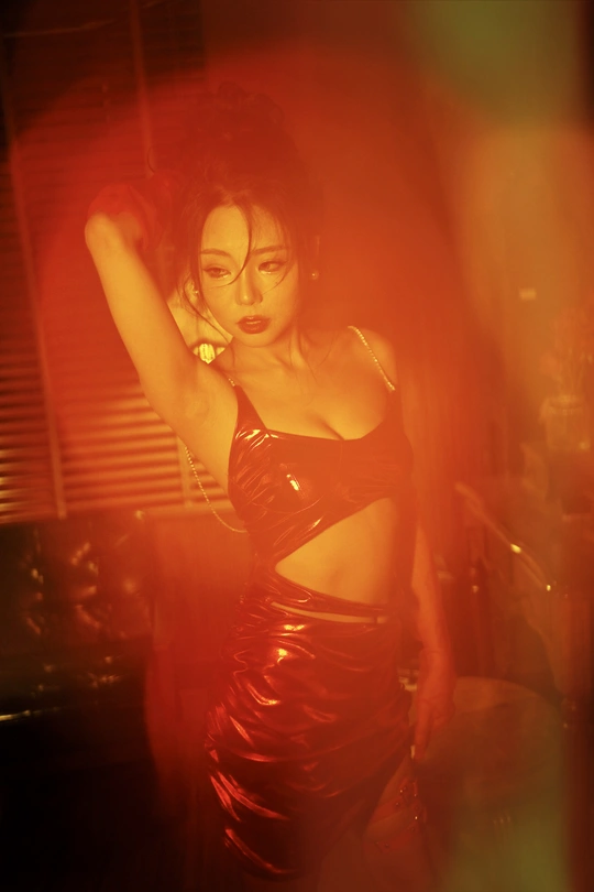 一位穿着红裙子的年轻女子在一个房间里