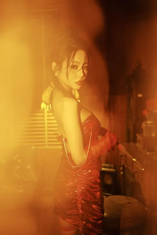 一位穿着红裙子的女人在厨房里