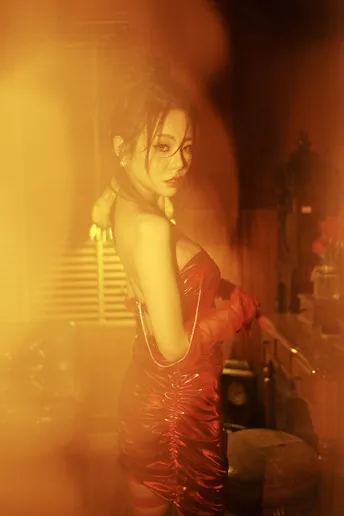 一位穿着红裙子的女人在厨房里