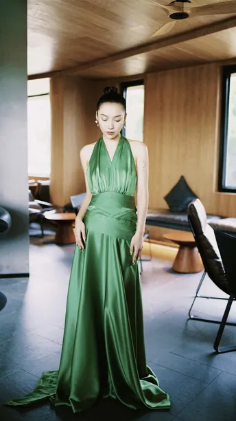 一位穿着绿色长袍的模特