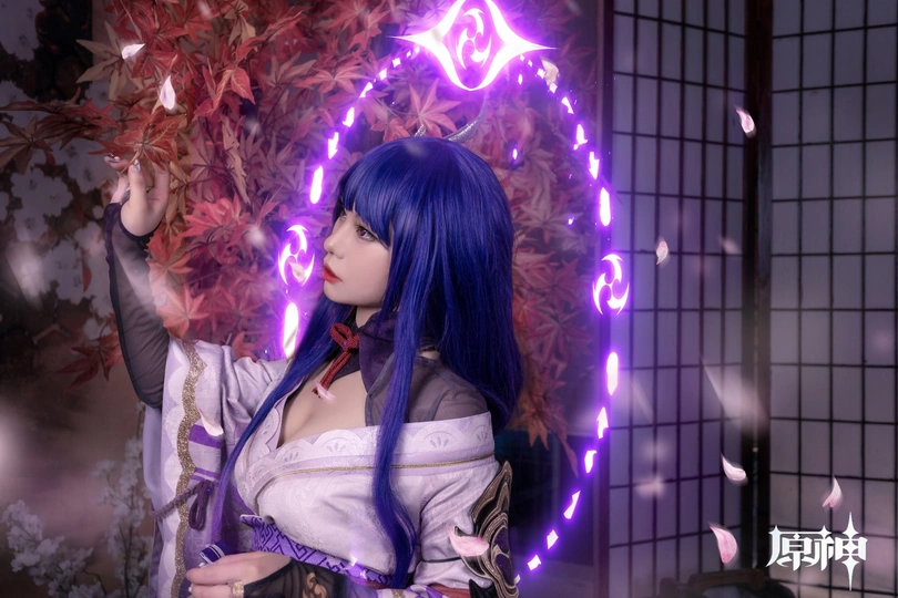 一个蓝色头发、打着紫色雨伞的女人