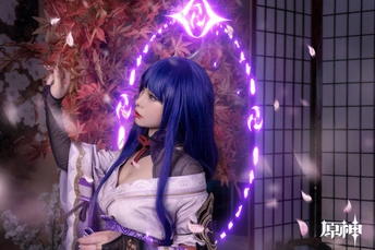 一个蓝色头发、打着紫色雨伞的女人