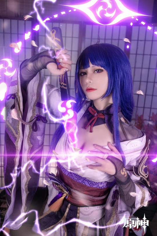 一个蓝头发的女人在电子游戏壁纸前