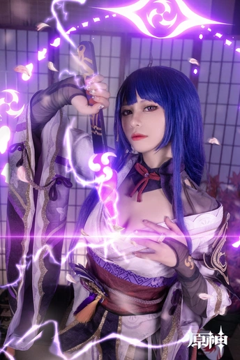 一个蓝头发的女人在电子游戏壁纸前