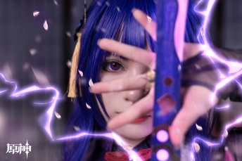 一个蓝色头发和紫色头发的女孩