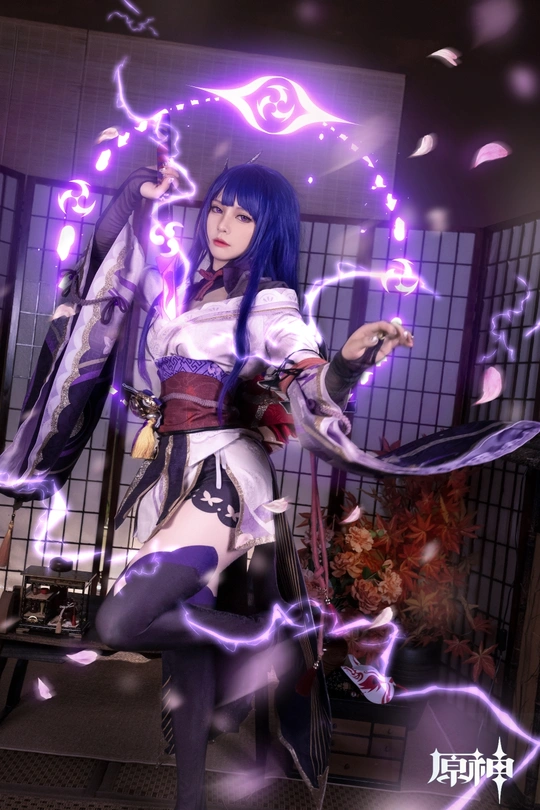 站在房间里的女孩