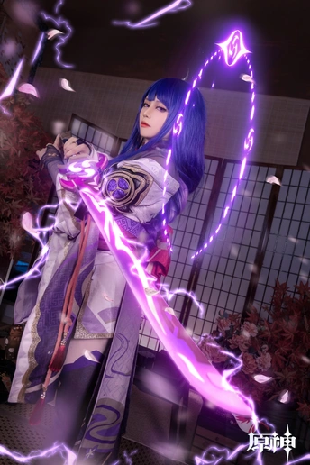 一个穿着和服打着紫色雨伞的女人