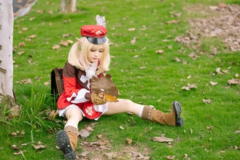 穿着服装的女孩坐在草地上