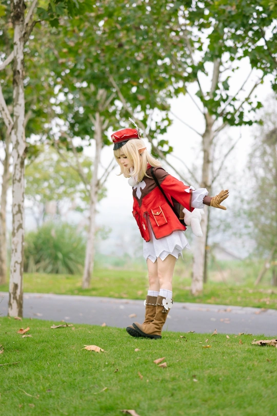 一位穿着红白相间服装和靴子的女士