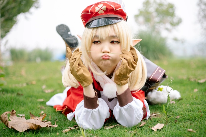 一个穿着海贼王月cosplay的女孩