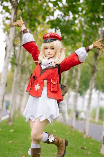 一个穿着冒险电视节目人物的女孩