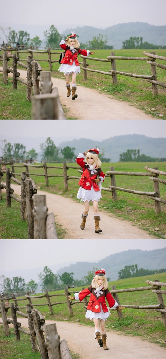 一个小女孩穿着服装沿着木栅栏走的照片