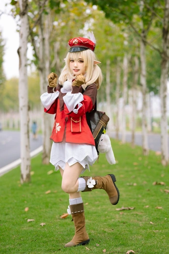 一个女孩穿着冒险电视节目的人物服装