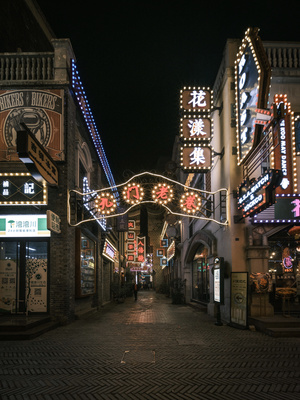 夜晚的城市街道 建筑物和标志上都挂着圣诞彩灯