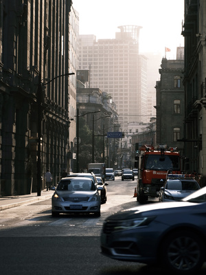 有汽车、卡车和其他车辆在街上行驶的城市街道