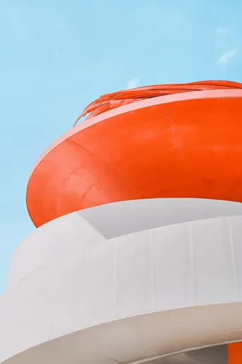 橙顶白色建筑与蓝色天空
