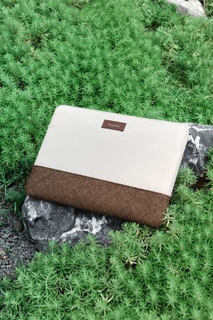 一个棕色的盒子在绿色的草地上 一个岩石上
