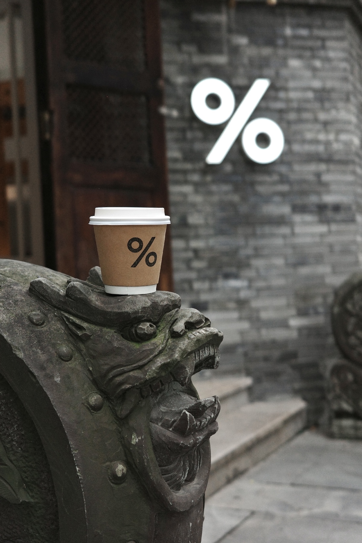 一杯咖啡放在一座雕像顶部
