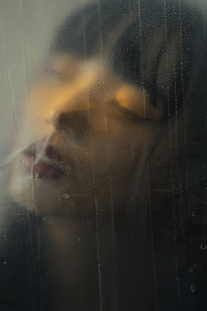 雨中一年轻男女透过火车窗